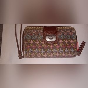 Unionbay floral wristlet